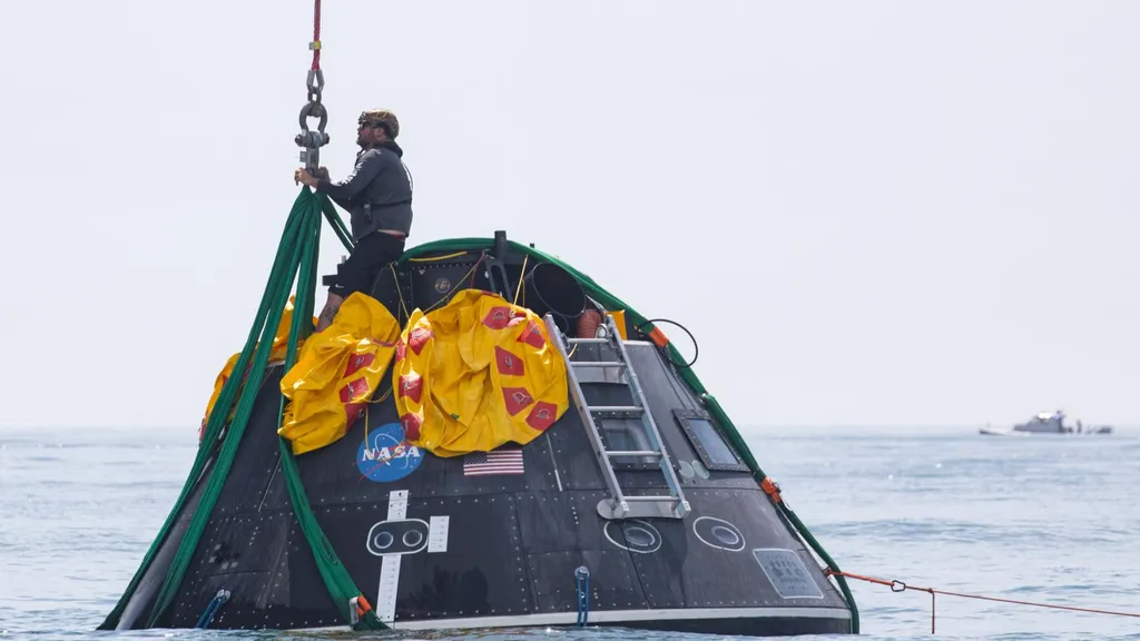 Artemis 2 crew rehearses ocean recovery with Orion spacecraft mockup off Florida coast